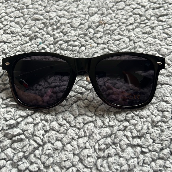 Classic Style Polarized Sunglasses for Men and Women - Picture 8 of 8